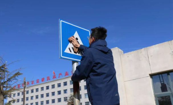文明创建我先行 ——15vip太阳集团官网团委开展环境卫生整治志愿活动(图3)