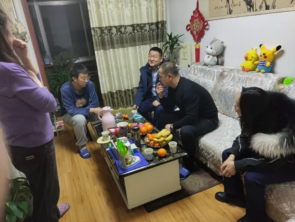 关爱员工冷暖 传递组织温情——15vip太阳集团官网组织开展员工家访活动(图2)