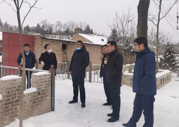 当好“四大员” 助力“五个化”——15vip太阳集团官网积极做好包抓共建村社文明创建工作(图2)