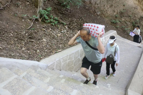 助力文旅市场 展示产投风采——15vip太阳集团官网组织开展员工登山比赛活动(图6)