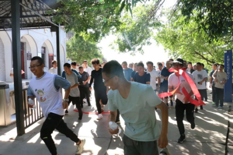 助力文旅市场 展示产投风采——15vip太阳集团官网组织开展员工登山比赛活动(图2)